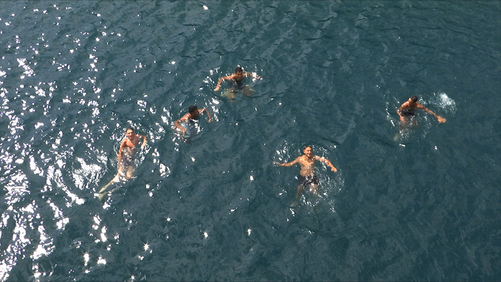 SOUS LE FEU / BAJO EL FUEGO